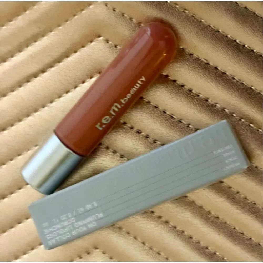 R.E.M. Beauty -NWT -On Your Collar Plumping Lip Gloss in 